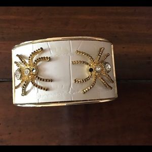 Bracelet two spiders white leather like